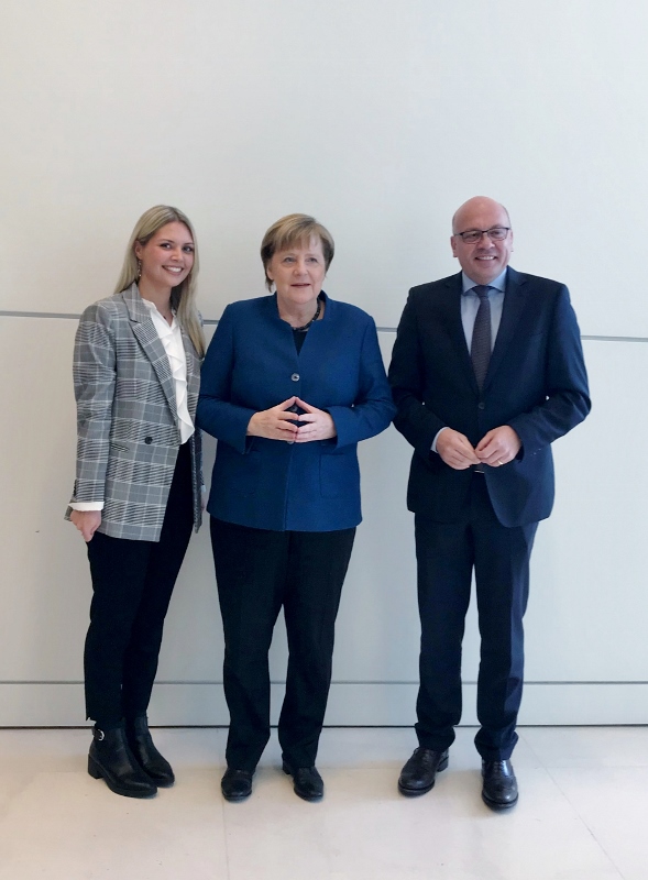 Eine besondere Erinnerung an das Praktikum im Bundestag: ein Erinnerungsfoto mit unserer Bundeskanzlerin 